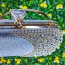 Sac / pochette de soirée argenté pailleté avec strass dorés