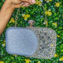 Sac / pochette de soirée argenté pailleté avec strass dorés