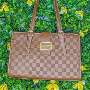 Sac à main chic marron à carreaux
