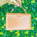 Sac à main marron en cuir avec fermoir metalique