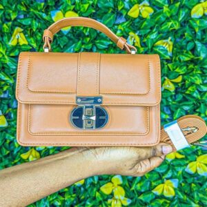 Sac à main marron en cuir avec fermoir metalique