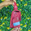Sac à main rouge en cuir avec fermoir metalique