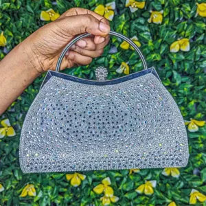 Sac de soirée argenté décoré de strass