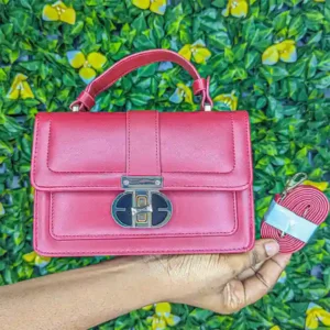 Sac à main rouge en cuir avec fermoir metalique