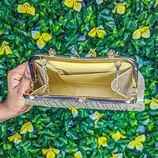 Sac / pochette de soirée doré plissée – Image 2