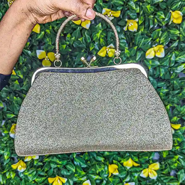 Sac / pochette de soirée doré plissée – Image 4