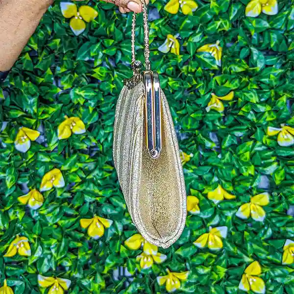 Sac / pochette de soirée doré plissée – Image 3