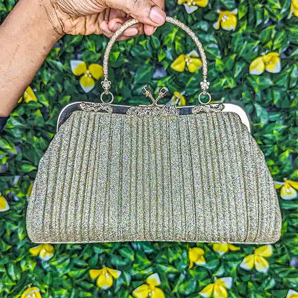 Sac / pochette de soirée doré plissée
