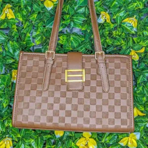 Sac à main chic marron à carreaux