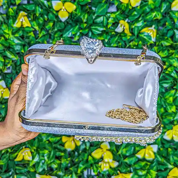 Sac / pochette de soirée argenté pailleté avec strass dorés – Image 3