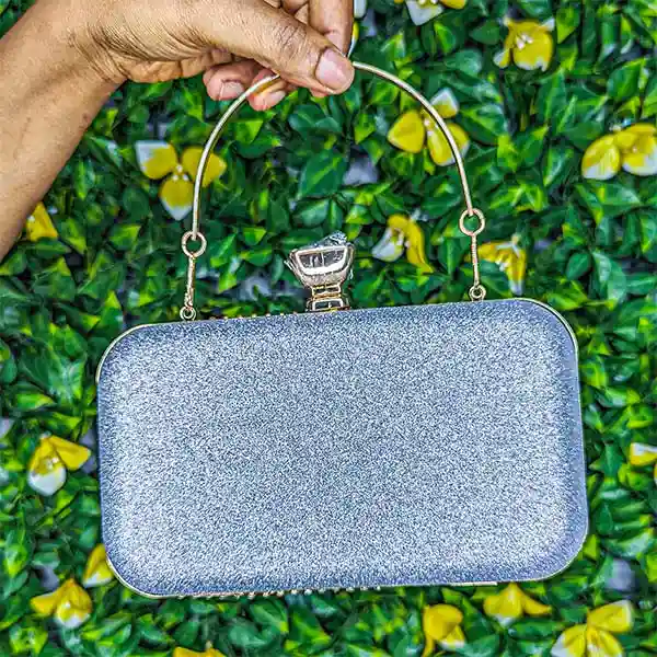 Sac / pochette de soirée argenté pailleté avec strass dorés – Image 5