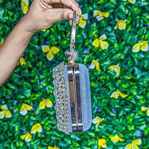 Sac / pochette de soirée argenté pailleté avec strass dorés – Image 4