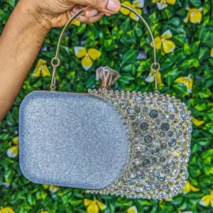 Sac / pochette de soirée argenté pailleté avec strass dorés