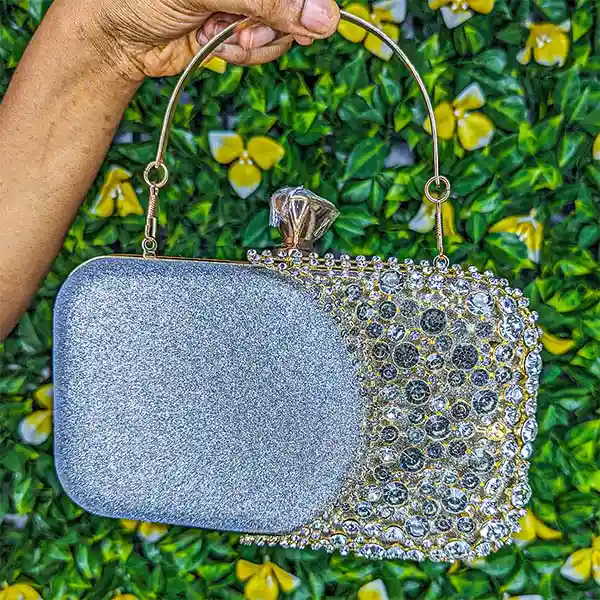 Sac / pochette de soirée argenté pailleté avec strass dorés