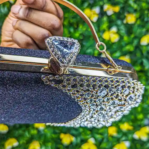 Sac / pochette de soirée noir pailleté avec strass dorés - Image 3