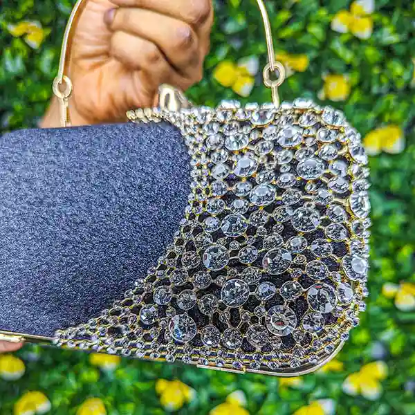 Sac / pochette de soirée noir pailleté avec strass dorés - Image 2